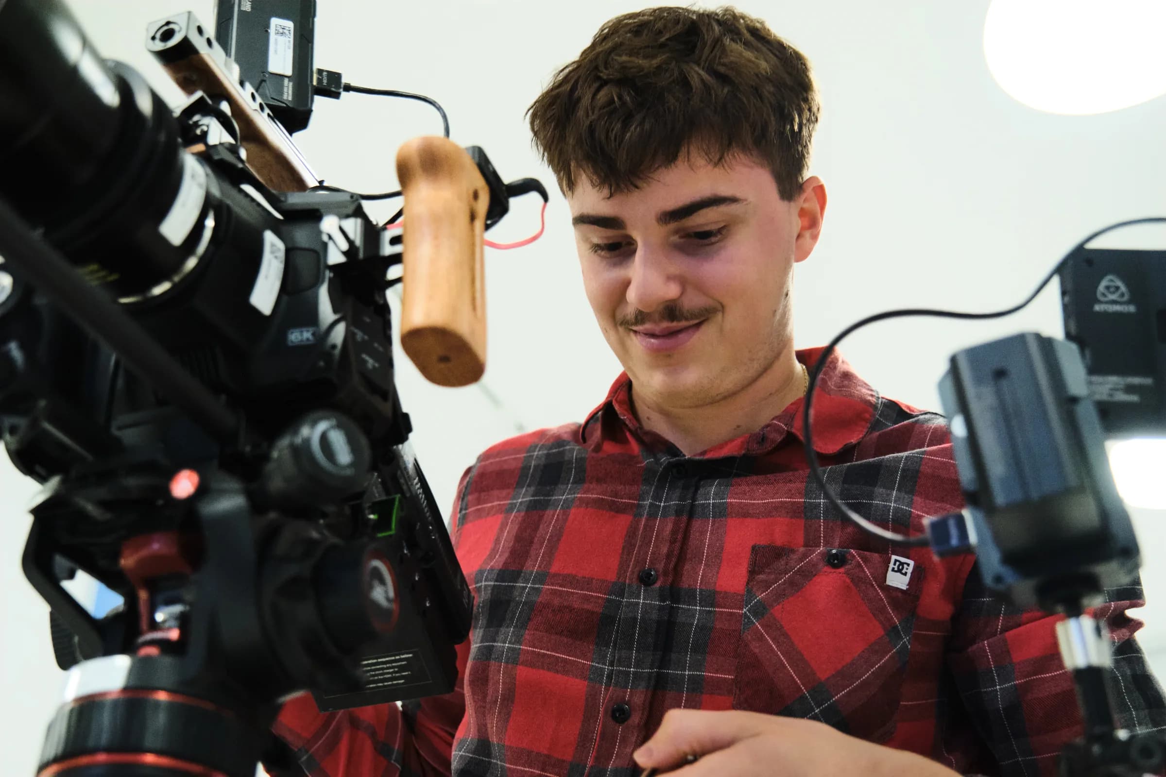 Kameraman artivo počas natáčania reklamného videa